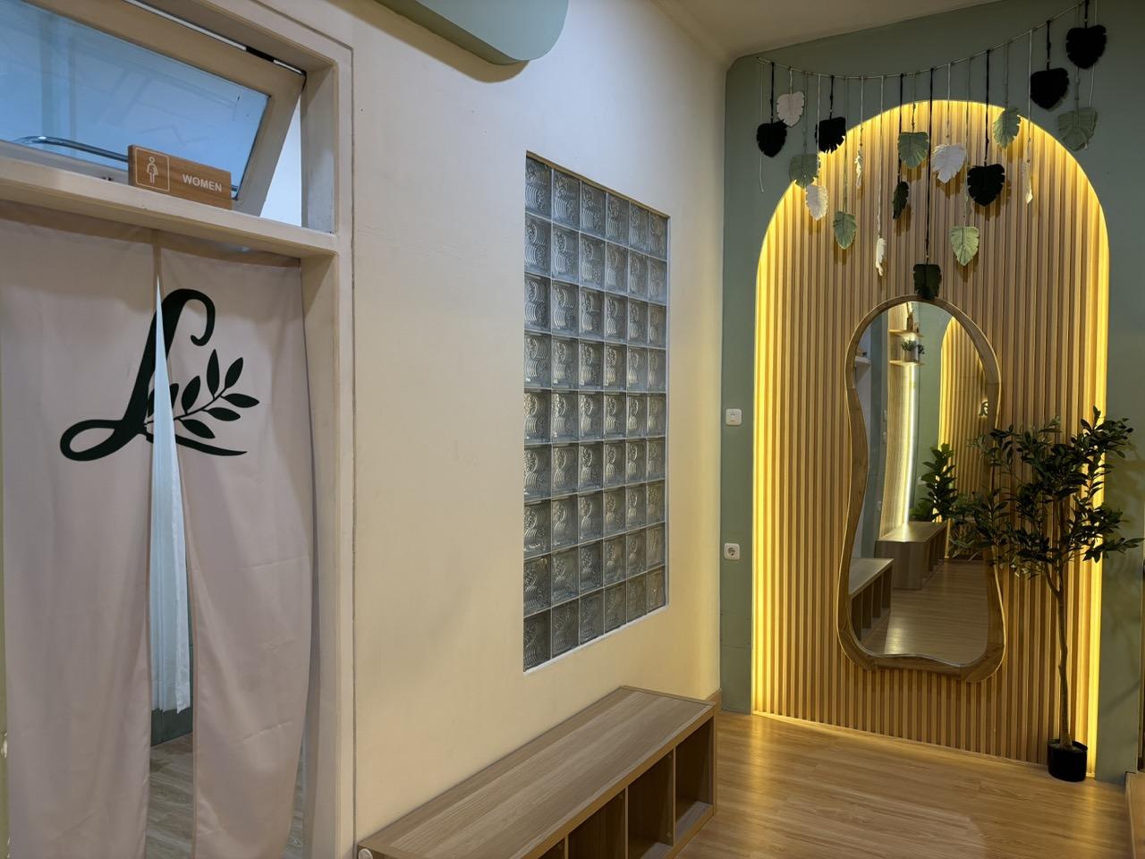 Entrance with decorative mirror and bench